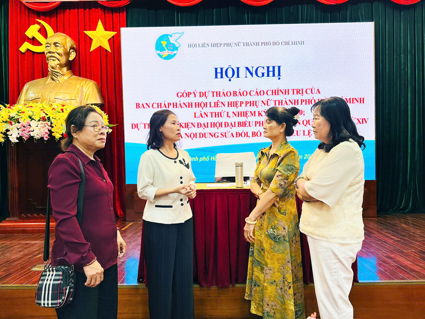 Bà Lê Thị Kim Thu (thứ hai từ trái qua) - Phó chủ tịch Hội LHPN TPHCM - trao đổi với các đại biểu