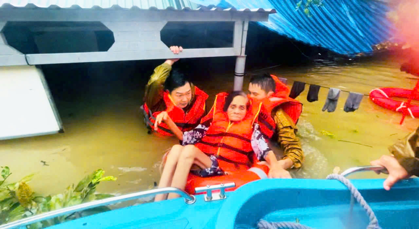 Miền Trung thành biển nước, vùng cao sạt lở khắp nơi Công an phường Phú Xuân, TP Huế đưa người già chạy lũ - ẢNH: THUẬN HÓA