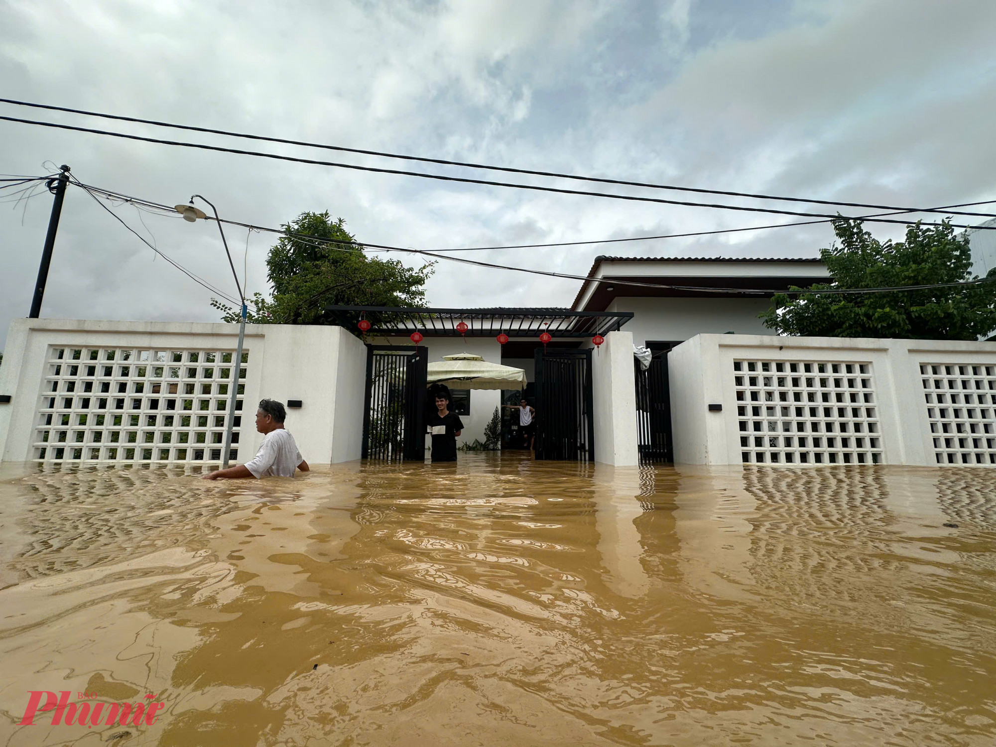 Người dân ở xã Đại Lộc, khu vực gần thượng nguồn sông Vu Gia-Thu Bồn cho biết nước đang lên trở lại.
