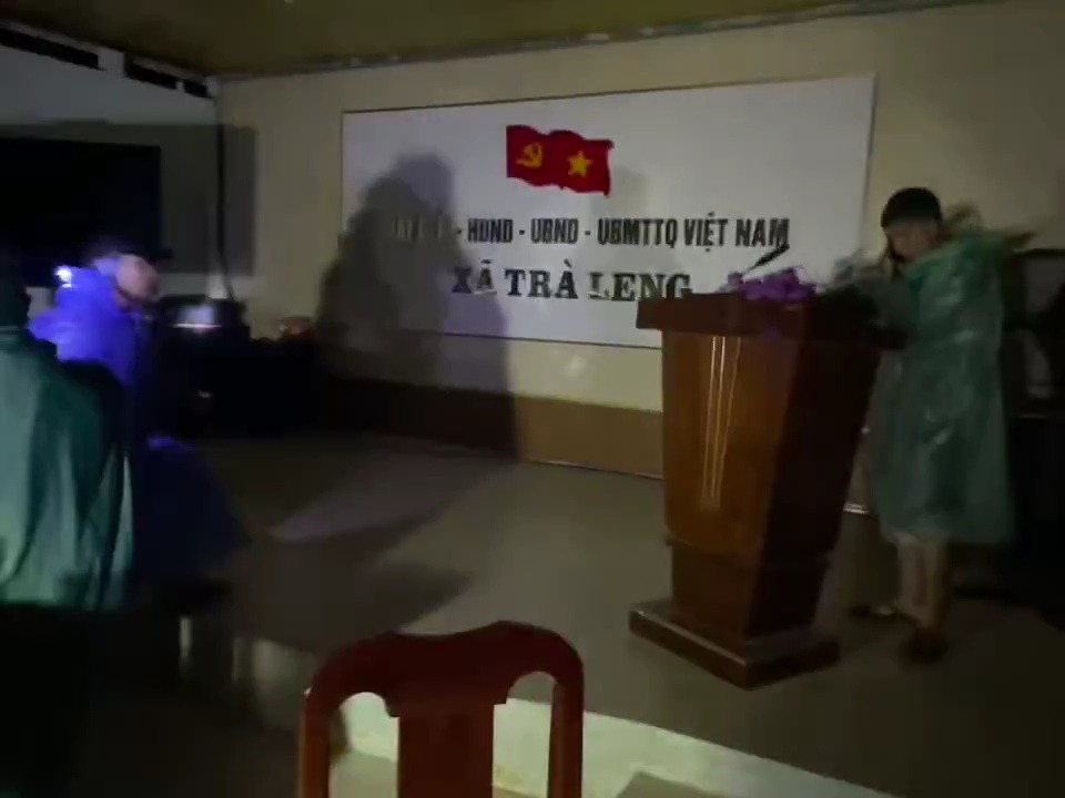 Cán bộ xã Trà Leng di dời tài sản trong trụ sở để tránh sạt lở_Ảnh: Xã Trà Leng.