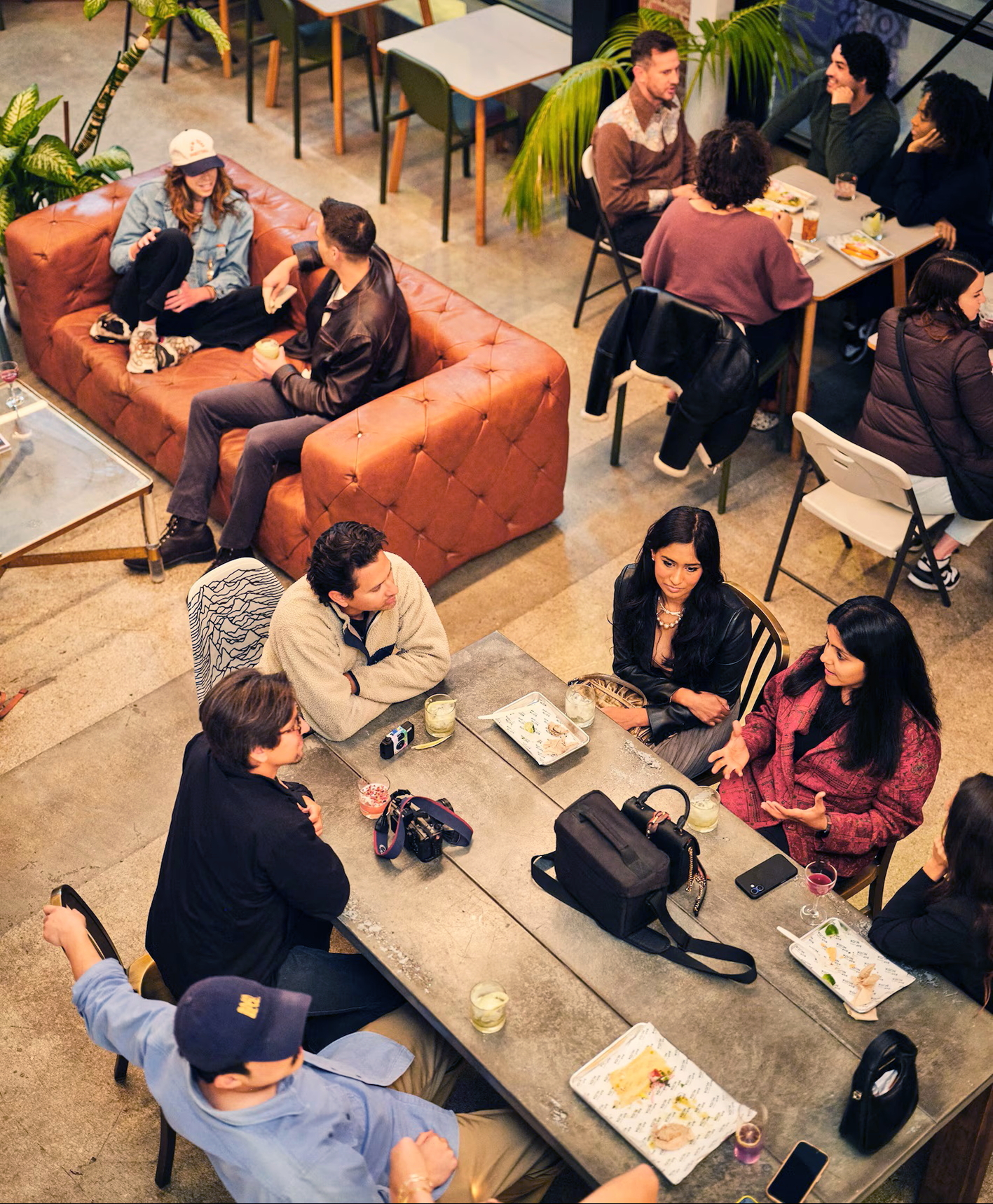 Tại quán bar Nuda (California, Mỹ), mọi người vui vẻ trò chuyện  bên những ly mocktail không cồn - ẢNH: PASCAL SHIRLEY (ABC News)