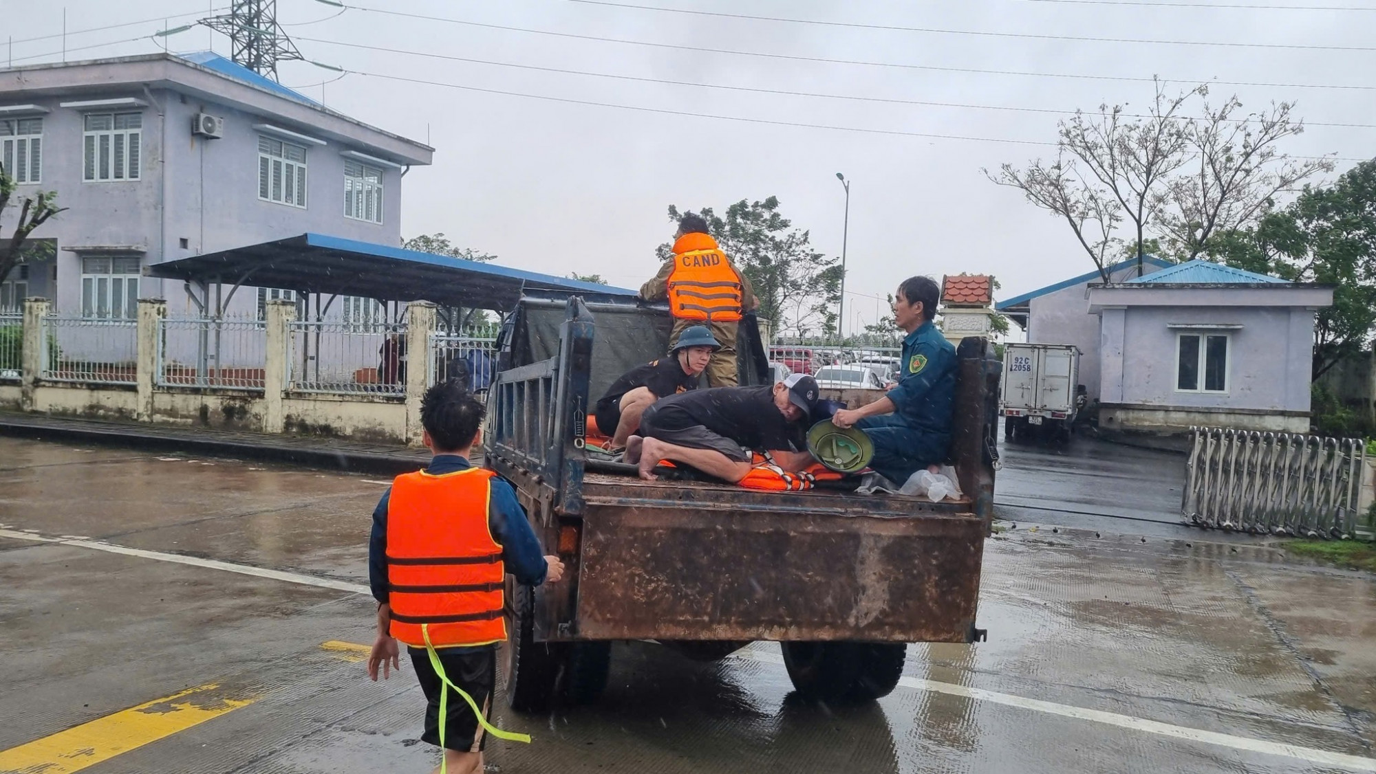 Các lực lượng dùng xe tải đưa các nạn nhân đến cơ sở y tế cấp cứu sau khi phát hiện vào trưa nay_Ảnh: Sông Hàn.