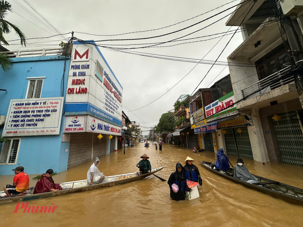 Người dân Huế vất vả trong mưa lũ Tại đây nước ngập mênh mông người dân rất vất vả đi lại do mưa lũ