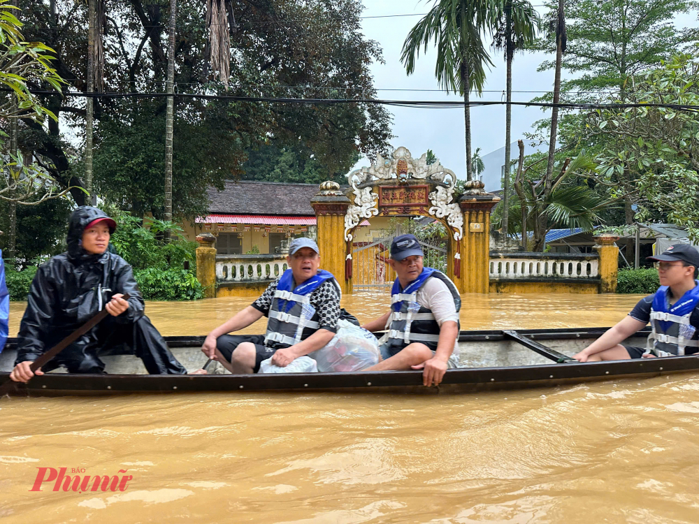 Người dân Huế vất vả trong mưa lũ Chỉ một ngày, trung tâm TP Huế ngập sâu cả mét, lũ sông Hương vượt báo động ba một mét rưỡi. 'So với lũ lịch sử năm 1999, đợt này nước lên nhanh không kém