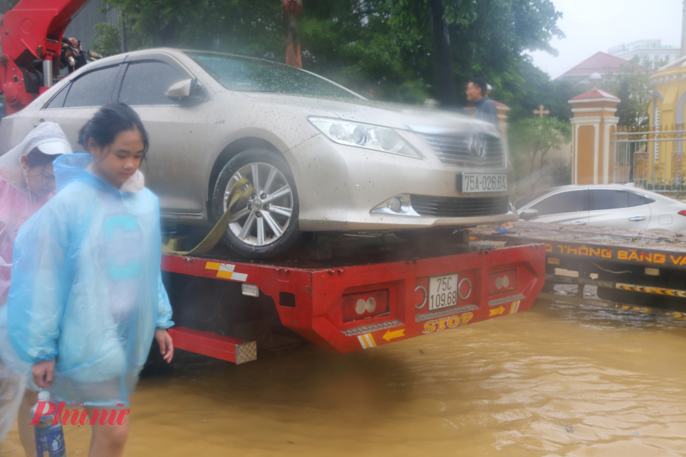 Toàn TP Huế dốc toàn lực để đối phó với đợt lũ lịch sử Mưa lớn gây sạt lở, ngập sâu nhiều tuyến giao thông trọng yếu. Trên Quốc lộ 1A đoạn qua thôn Cao Đôi (xã Phú Lộc) ngập khoảng 30cm, lực lượng công an xã tổ chức điều tiết giao thông, sẵn sàng phương án khi nước dâng cao.