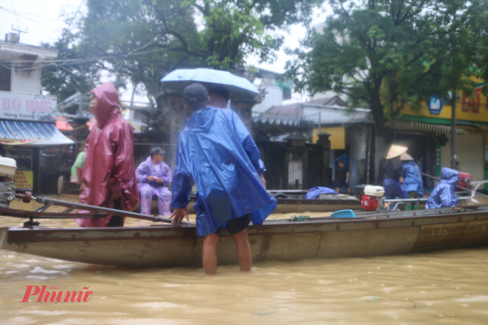 Toàn TP Huế dốc toàn lực để đối phó với đợt lũ lịch sử Hiện tại ở TP Huế giao thông vùng lũ gần như trê liệt, tất cả trông chờ vào phương tiện đò ghe