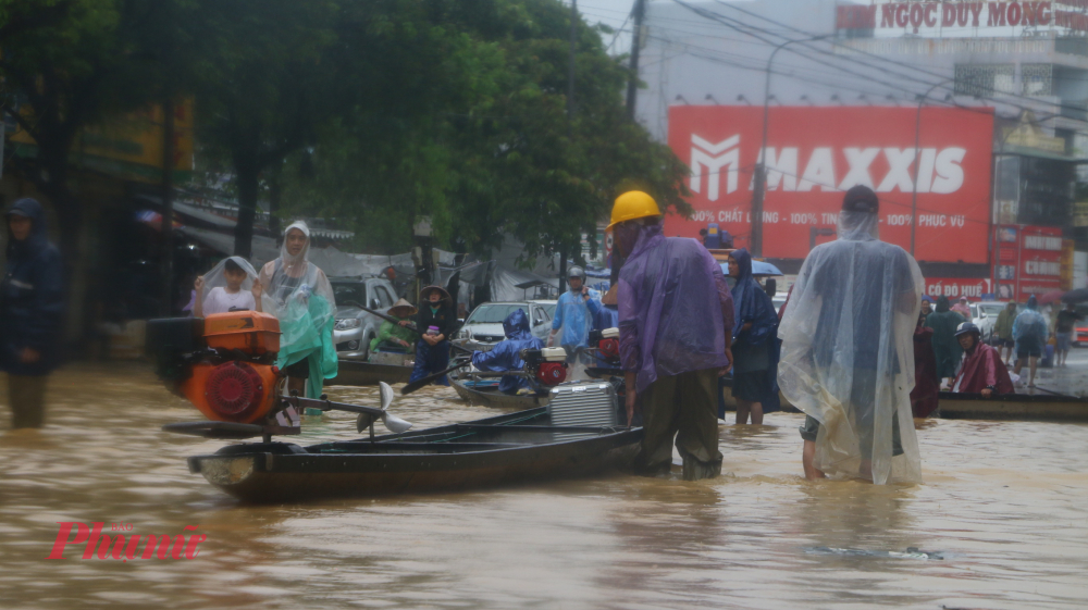 Toàn TP Huế dốc toàn lực để đối phó với đợt lũ lịch sử So sánh với trận lũ lịch sử năm 1999 cho biết đợt mưa này có lượng mưa cao hơn năm 1999, nhưng thời gian mưa tập trung và ngắn hơn, khiến cường suất mưa rất cao. Một điểm khác biệt lớn, theo ông Đức, là mưa lần này tập trung chủ yếu ở miền núi, vùng núi, trong khi đồng bằng lại ít hơn. 'Do vậy, lượng nước về rất tập trung và đột ngột,' ông Đức phân tích.
