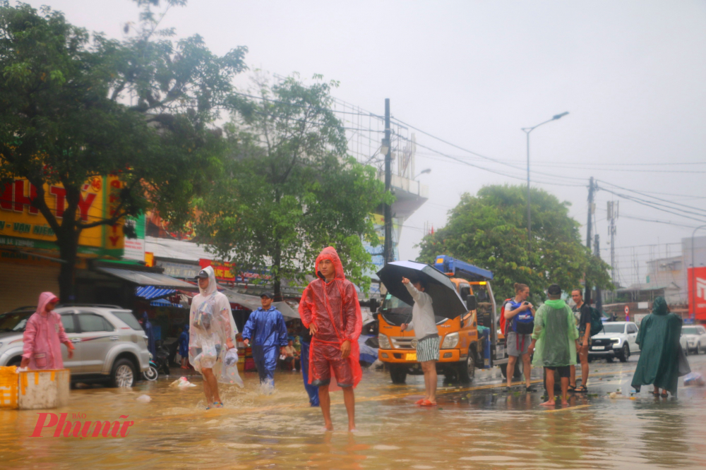 Toàn TP Huế dốc toàn lực để đối phó với đợt lũ lịch sử Thông tin từ Ngành Y tế TP Huế cho biết, Bên cạnh đó, có 667 phụ nữ mang thai trên 36 tuần được y tế địa phương và chính quyền vận động di chuyển đến nơi an toàn, hạn chế rủi ro khi nước lũ dâng cao.