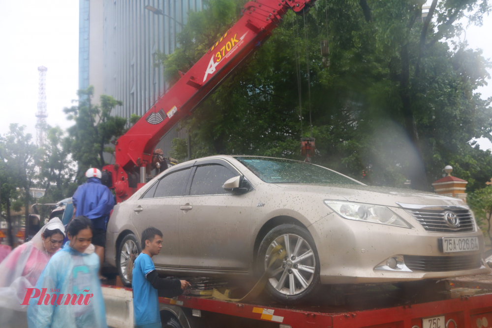 Toàn TP Huế dốc toàn lực để đối phó với đợt lũ lịch sử Lực lượng xe cứu hộ ô tô hoạt động hết công suất cũng không thể đáp ứng như cầu của người dân do nước ngập sâu, ô tô ngập nước nằm la liệt trên các tuyến đường phố trung tâm TP Huế
