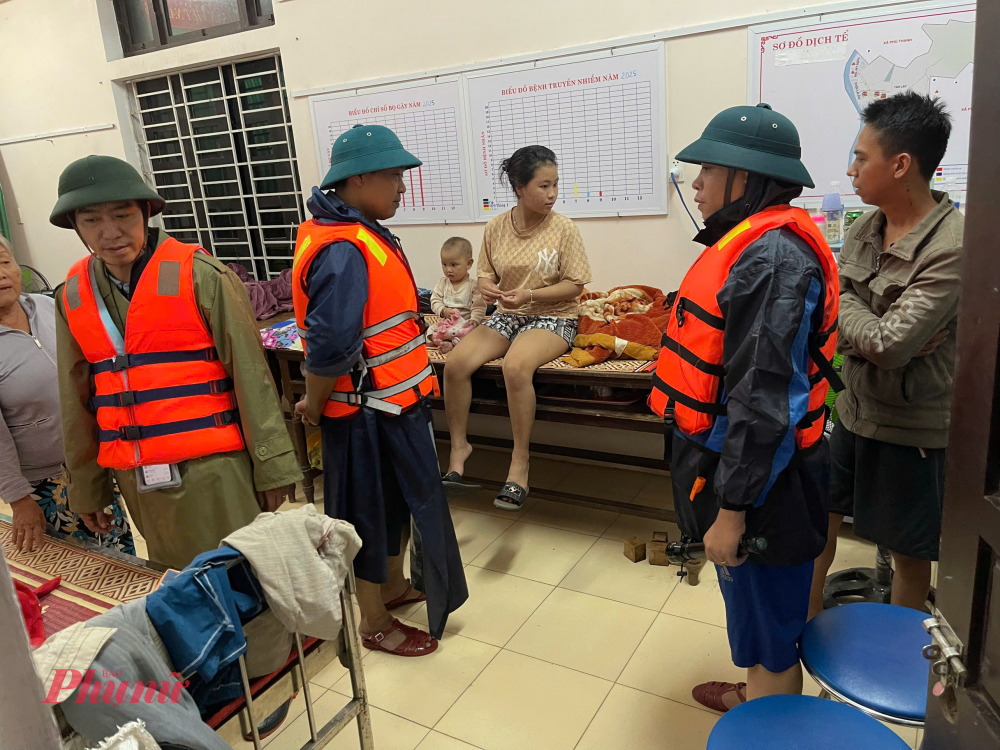 Toàn TP Huế dốc toàn lực để đối phó với đợt lũ lịch sử Từ ngày 21 - 27/10, tổng số bệnh nhân nội trú tại các cơ sở khám chữa bệnh là hơn 10.000 trường hợp; riêng trong 24 giờ qua, có 20 ca cấp cứu, 3 ca phẫu thuật, trong đó 1 ca phẫu thuật cấp cứu.