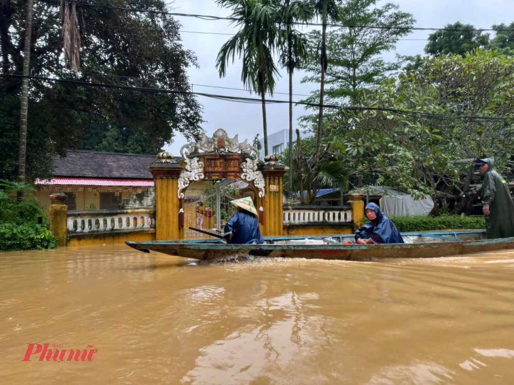 Người dân Huế vất vả trong mưa lũ Tại phố cổ Gia Hộim và tuyến đường Chi Lăng- Bạch Đằng- Diệu Đế TP Huế gần sông Đông Ba nước lũ còn ngập sâu trong ngày 28/10