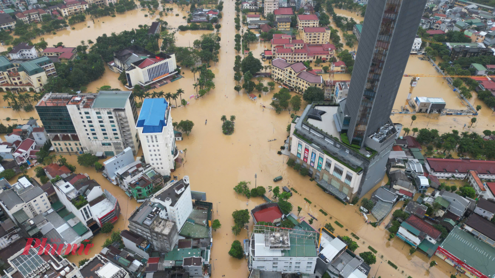 Người dân Huế vất vả trong mưa lũ Nhiều đoạn thuộc tuyến đường trung tâm như Lê Lợi, Lê Duẩn hiếm khi nước lũ gây ngập, kể từ năm 1999. Nhưng lần này, nước ngập tràn lên những tuyến đường ấy đến nỗi những người đưa xe ô tô ra tránh lũ cũng trở tay không kịp.