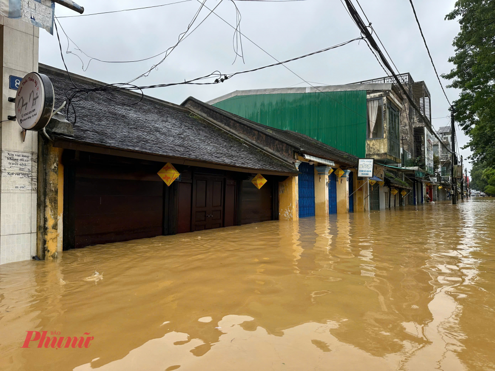 Nhiều ngôi nhà cổ ở phố cổ Chi Lăng, Bạch Đằng phường Phú Xuân ( TP Huế) chìm sâu trong lũ