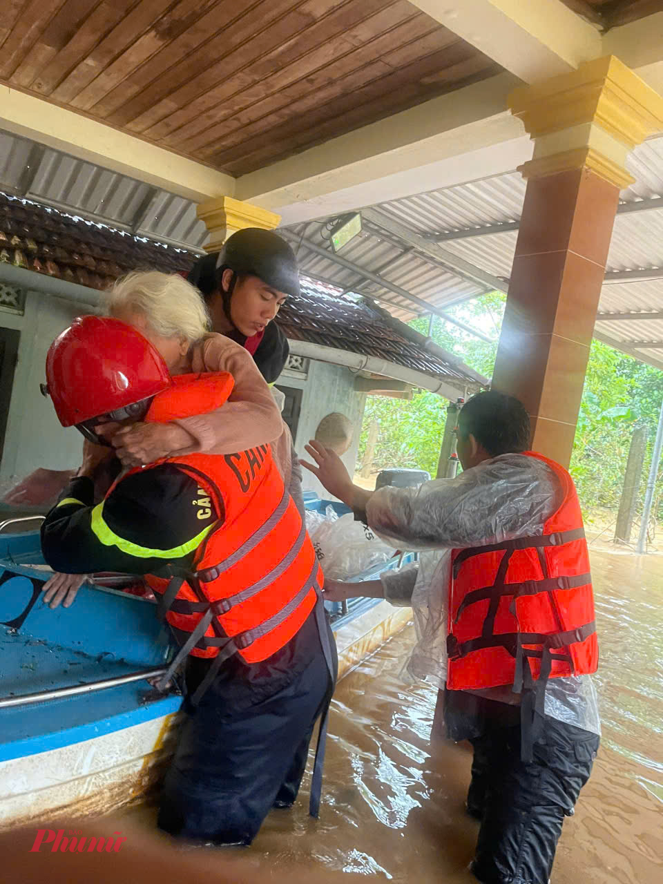Hệ thống đường đô thị bị ngập sâu, đa số vẫn đang rào chắn, cấm phương tiện tham gia giao thông để đảm bảo an toàn. Lực lượng vũ trang vẫn đang tích cực ứng cứu người dân ở những vùng nước lũ ngập sâu