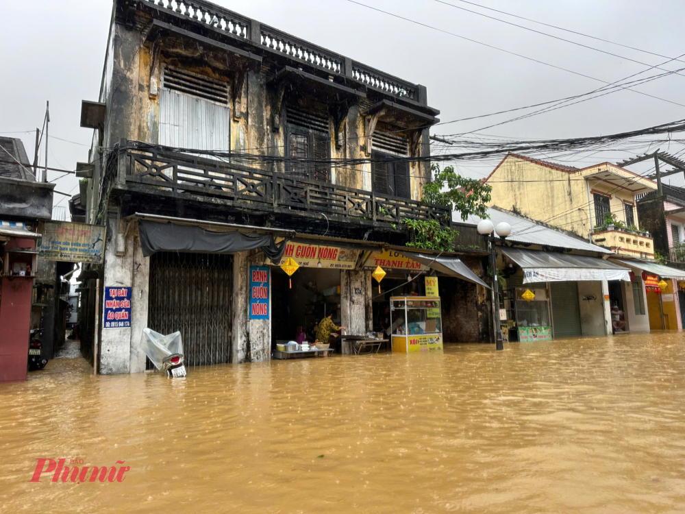 Người dân Huế vất vả trong mưa lũ Theo thống kê sơ bộ của các địa phương tính đến chiều 28/10 trên địa bàn toàn thành phố có hơn 35.000 ngôi nhà bị ngập với độ sâu ngập từ 0,5m – 0,9m, có nơi từ 1m – 2m, một số địa phương bị ảnh hưởng nặng như xã Quảng Điền, phường Hóa Châu