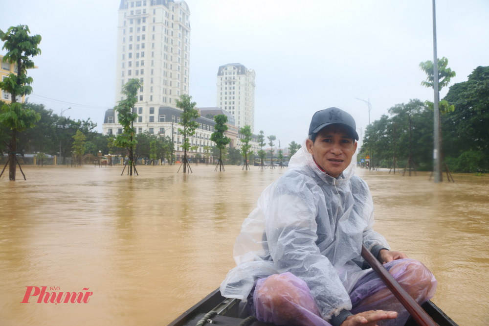 Hiện tại đã ghi nhận 1 trường hợp chết được xác định giới tính Nam khoảng 45-55 tuổi ( người dân tổ dân phố Vĩnh Trị phường Thuận An người dân phát hiện 1 xác chết (giới tính Nam) độ tuổi 45-55. Một người mất tích 1 người (bé gái 5 tuổi thuộc thôn Châu Chữ, phường Thủy Xuân bị rớt xuống nước mất tích).