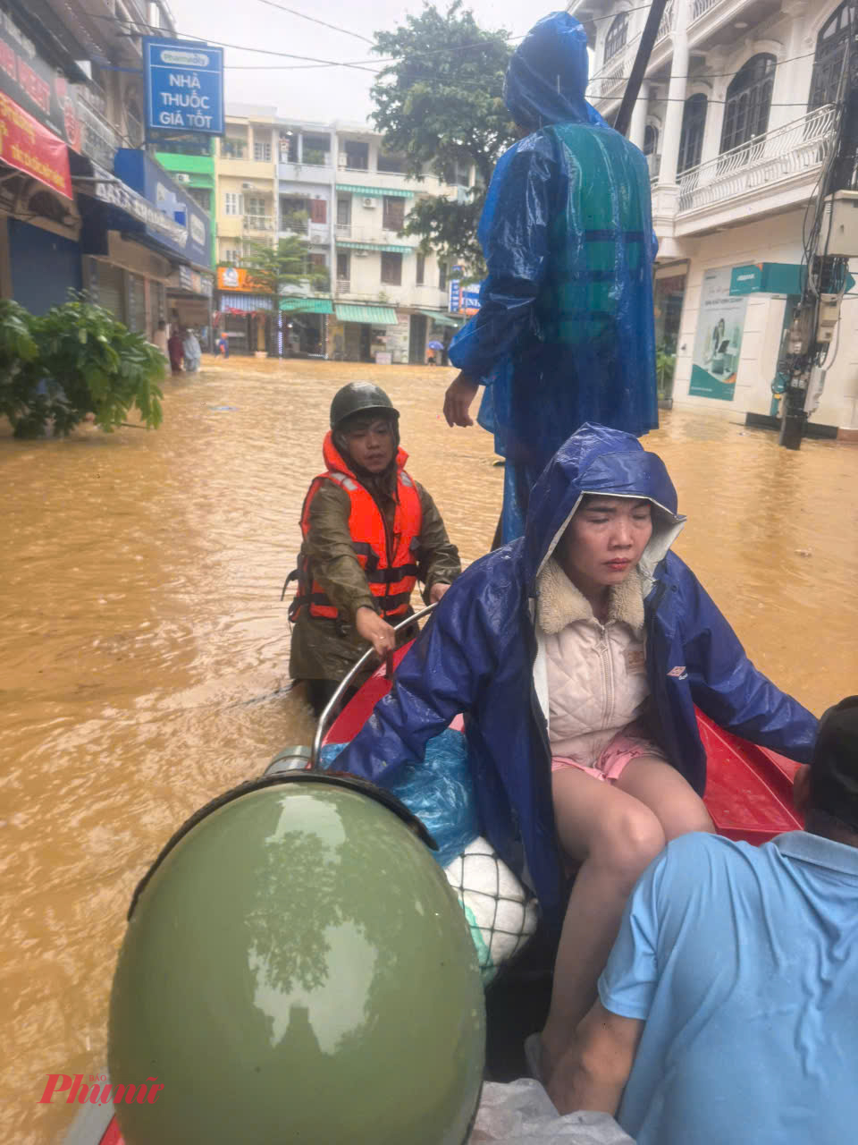 ông Phan Thiên Định – Chủ tịch UBND TP Huế cho biết, về thiệt hại, đến thời điểm hiện tại, TP Huế ghi nhận một cháu bé 5 tuổi đang bị mất liên lạc, các lực lượng đang nỗ lực tìm kiếm. Ngoài ra, chưa ghi nhận thiệt hại về người. Về tài sản, dù diện ngập lụt rất lớn nhưng hy vọng sẽ hạn chế rất nhiều so với cơn lũ năm 1999. Chủ tịch UBND TP Huế đánh giá dù mô hình chính quyền hai cấp mới vận hành nhưng với tinh thần trách nhiệm cao, sự đồng lòng của người dân, việc vận hành ứng phó lụt bão đã được triển khai rất tốt, hiệu quả cao.