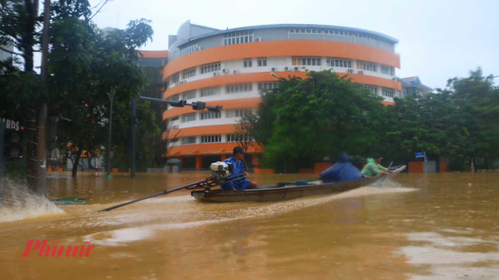Toàn TP Huế dốc toàn lực để đối phó với đợt lũ lịch sử Các tuyến đường trung tam TP Huế như Tố Hữu, Bà Triệu, Hùng Vương nước lũ hiện đang còn cao