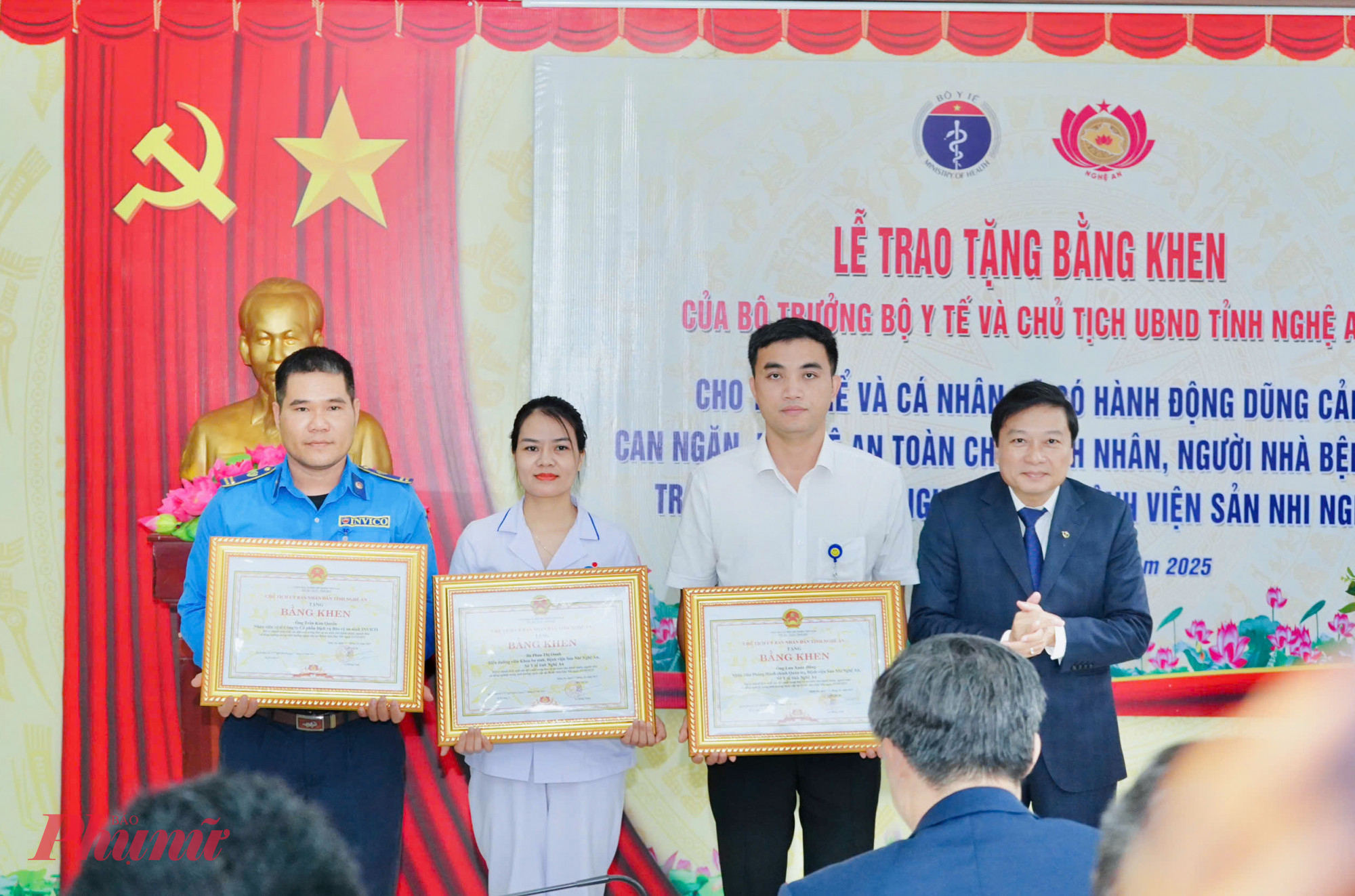 Chủ tịch UBND tỉnh Nghệ An Lê Hồng Vinh trao tặng bằng khen cho các cá nhân đã có hành động dũng cảm, bảo vệ an toàn cho bệnh nhân và người nhà bệnh nhân