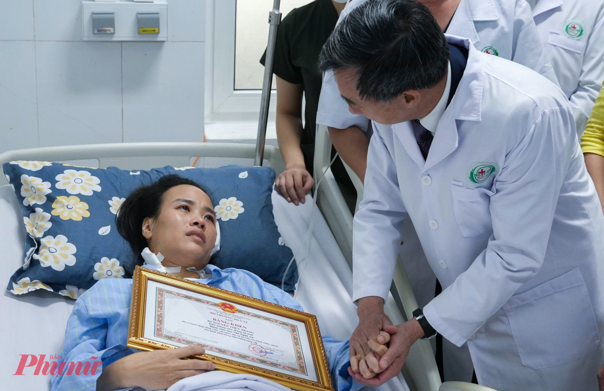 Thứ trưởng Bộ Y tế Trần Văn Thuấn trao bằng khen, động viên điều dưỡng Nguyễn Thùy Trang