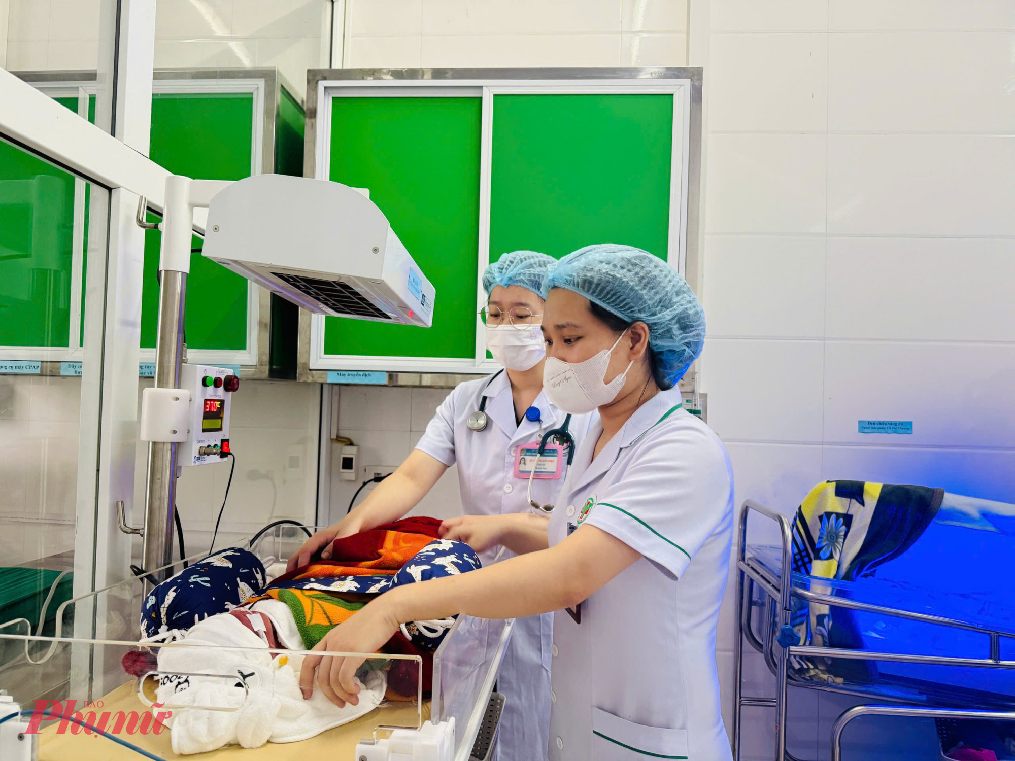 Bé trai hiện đang tiếp tục được chăm sóc tại Bệnh viện đa khoa thành phố Vinh - Ảnh: Hồng Hạnh