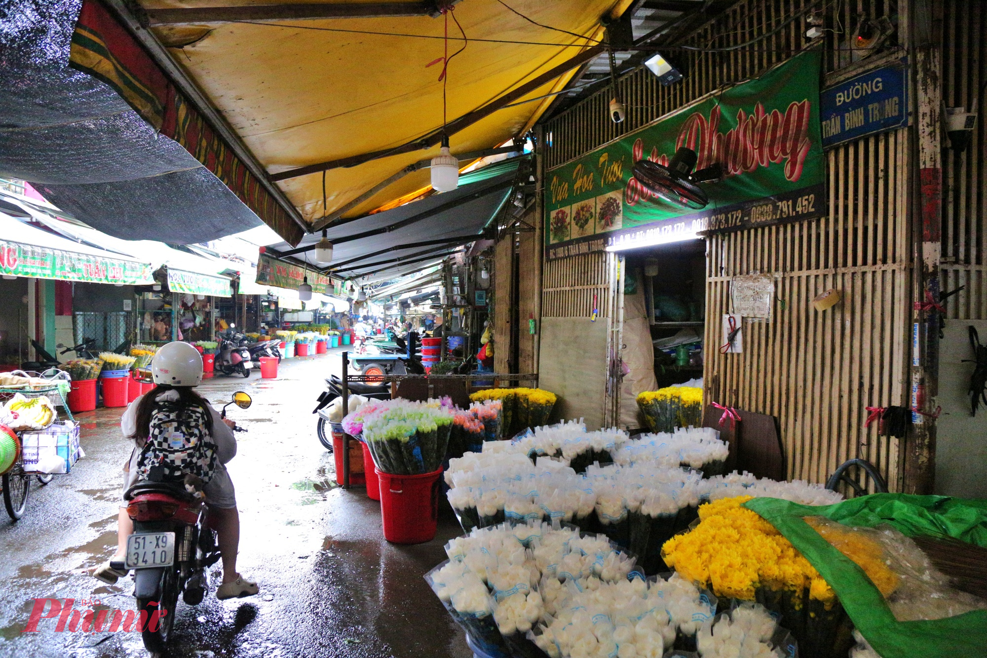 Cuối đường Trần Bình Trọng giao với Lý Thái Tổ như nút thắt cổ chai nên di xe ra vào bất tiện hơn. 