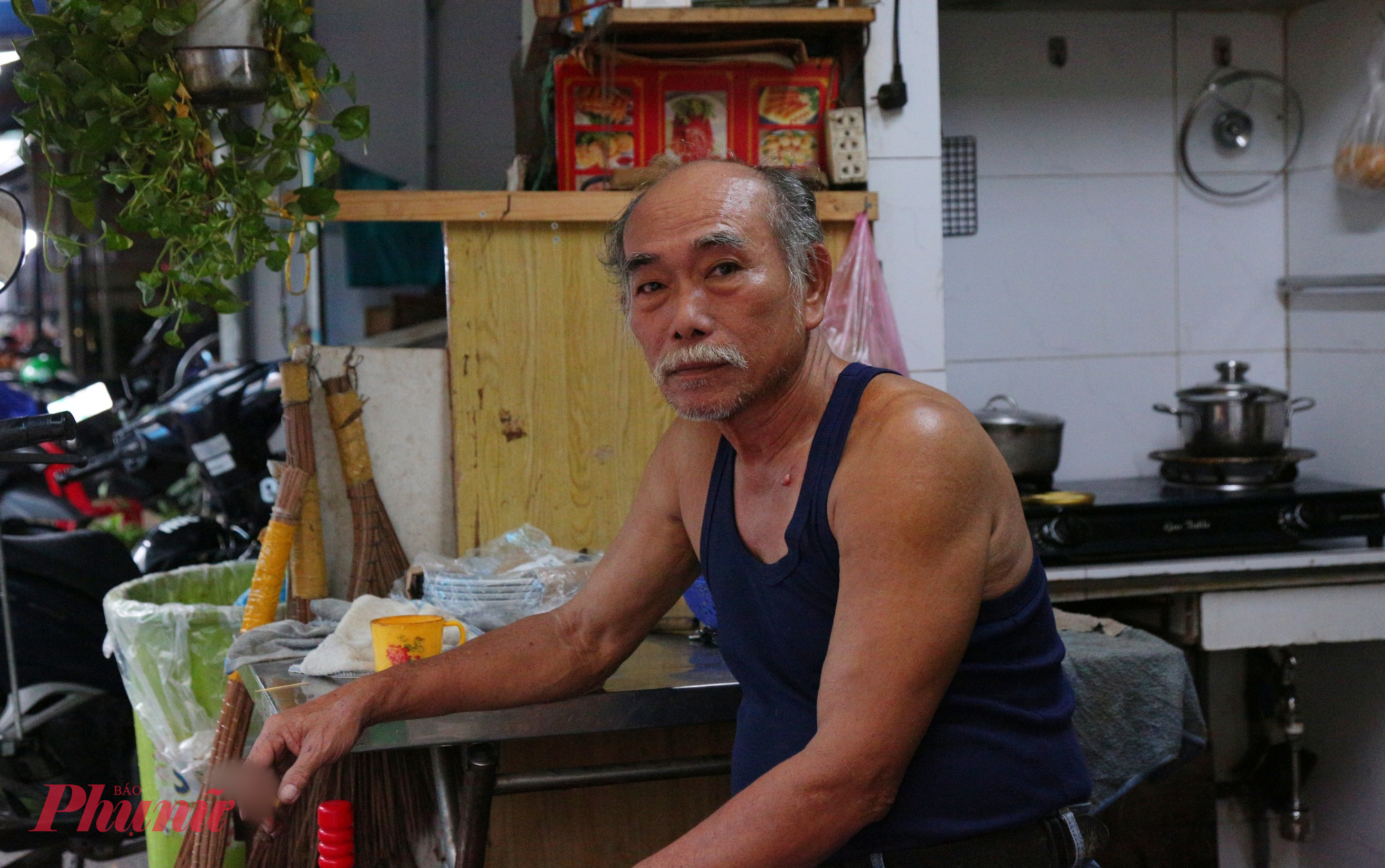 Ông Nguyễn Văn Gấm (67 tuổi) - một hộ dân sống hơn 30 năm trên tuyến đường Trần Bình Trọng - chia sẻ:“Gia đình tôi nằm trong diện phải di dời. Dù có chút tiếc nuối vì gắn bó với nơi này lâu năm, nhưng chúng tôi hiểu rằng việc mở rộng đường, xây công viên và khu tưởng niệm là việc chung, cần thiết cho thành phố. Hy vọng dự án được thực hiện nhanh, đền bù giải tỏa hợp lý để người dân sớm ổn định cuộc sống