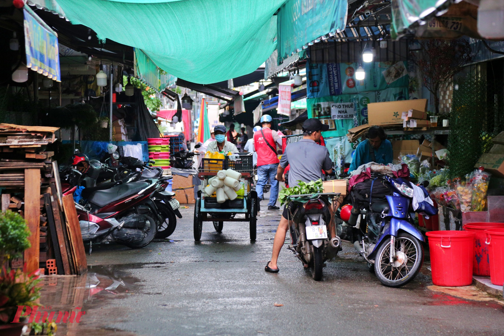 Mặt đường hẹp, trung bình chỉ 5m, vừa đủ cho hai làn xe máy lưu thông, khiến việc di chuyển của người dân gặp nhiều khó khăn, đặc biệt vào giờ cao điểm.