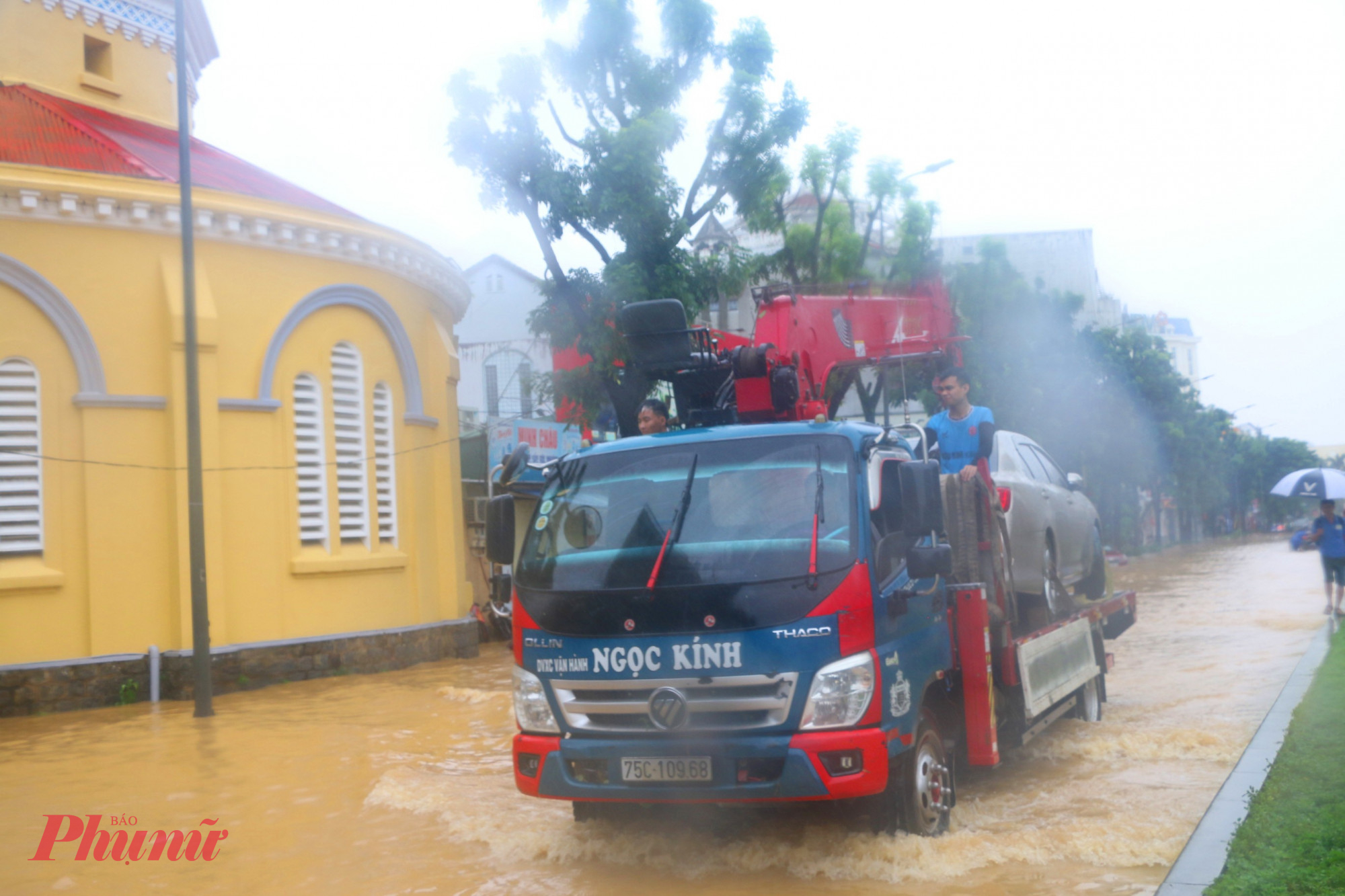 Toàn TP Huế dốc toàn lực để đối phó với đợt lũ lịch sử Công ty Cổ phần Quản lý và Xây dựng Đường bộ TP. Huế đã huy động máy móc, nhân lực dọn dẹp đất đá, cắm biển cảnh báo và phối hợp cảnh sát giao thông (CSGT) điều tiết giao thông. Tuy nhiên, do mưa vẫn lớn, đơn vị khuyến cáo người dân tạm thời không nên di chuyển trên tuyến này vì nguy cơ sạt lở còn cao.