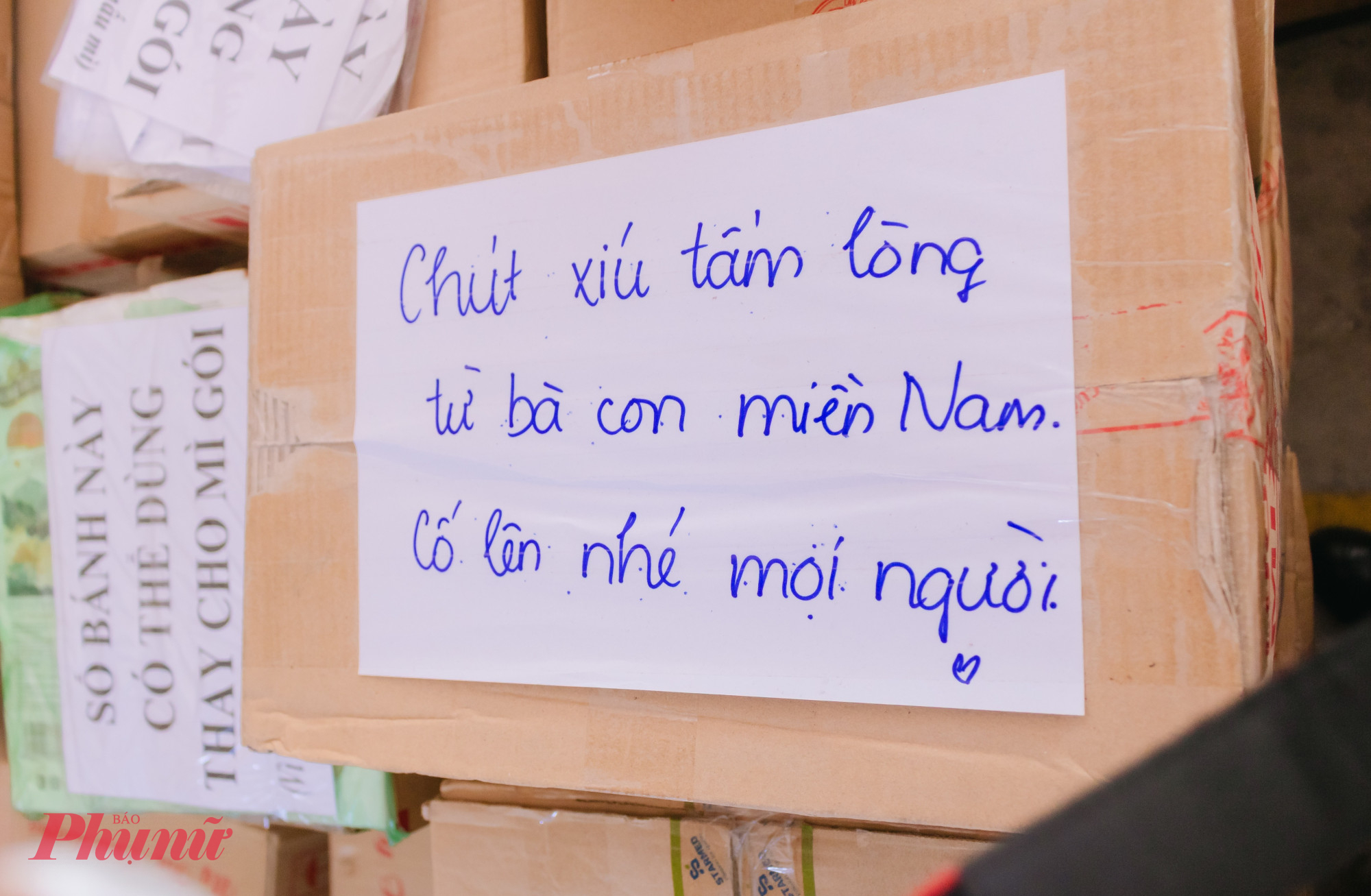 Những thùng hàng được dán dòng chữ giản dị “Gửi một chút yêu thương…” như thay lời người dân TPHCM gửi tới đồng bào vùng lũ, thể hiện tinh thần trách nhiệm, nhân ái và đoàn kết.