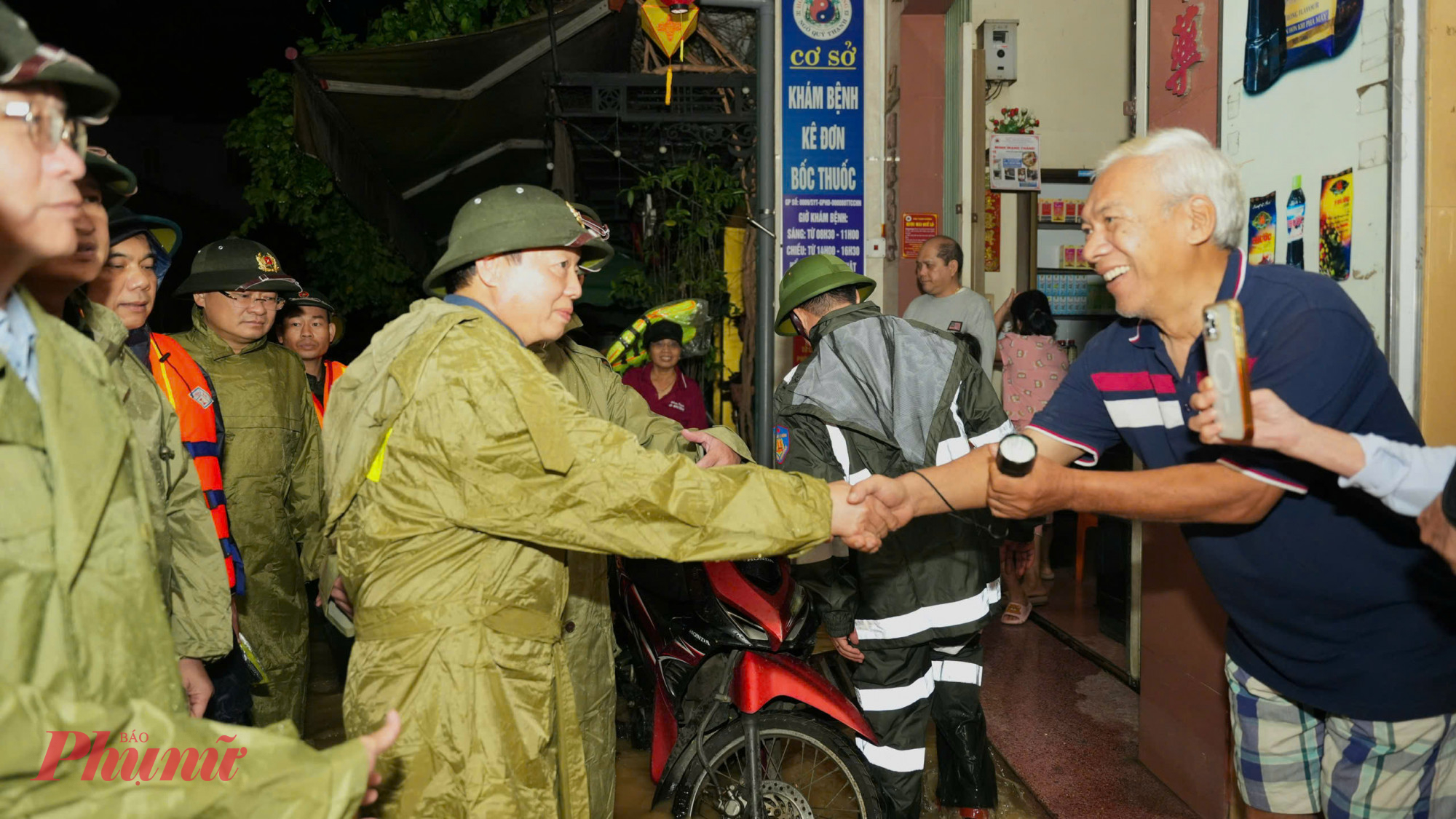 Phó thủ tướng Trần Hồng Hà động viên bà con cố gắng khắc phục thiệt hại, sớm ổn định cuộc sống sau lũ - Ảnh: Ngọc Minh