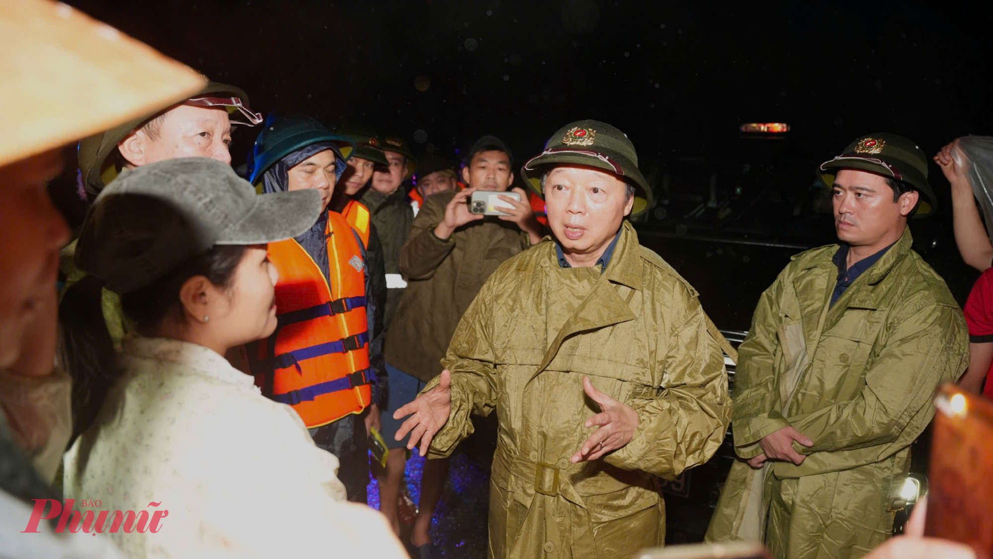 Phó thủ tướng Trần Hồng Hà thăm hỏi các hộ dân đang bị ngập nặng ở phường Phú Xuân - Ảnh: Ngọc Minh