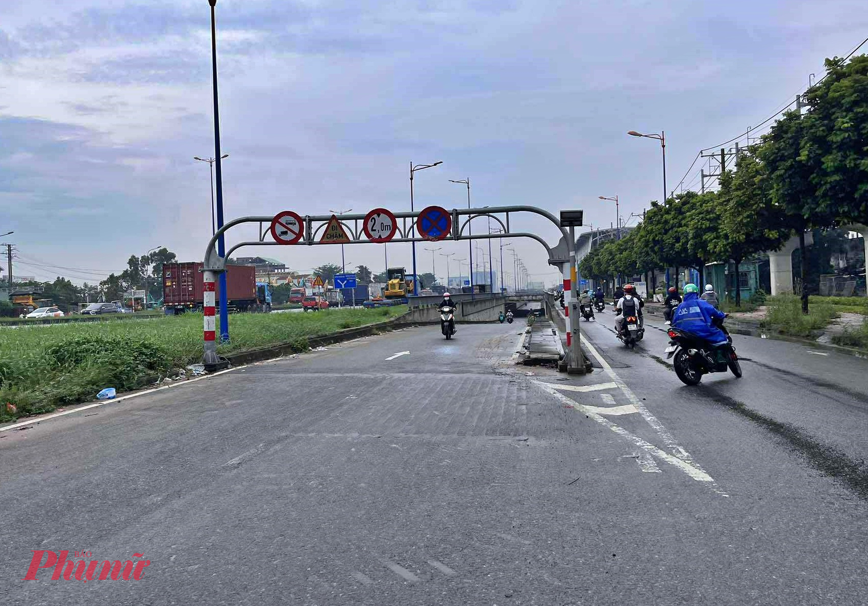 Nhiều xe máy quay đầu do hầm chui bị ngập - Ảnh: NH