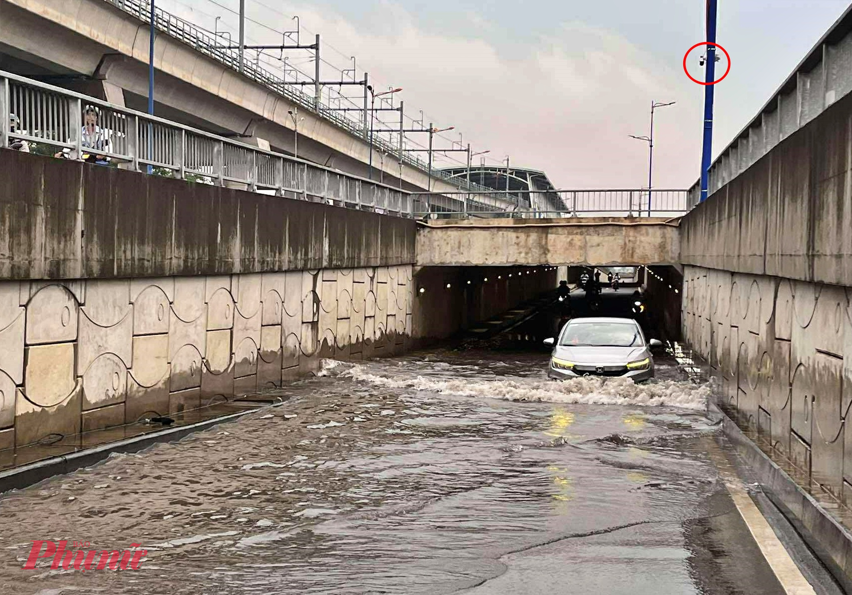 Hầm chui lại bị ngập dù có camera theo dõi (khoanh tròn đỏ) - Ảnh: NH