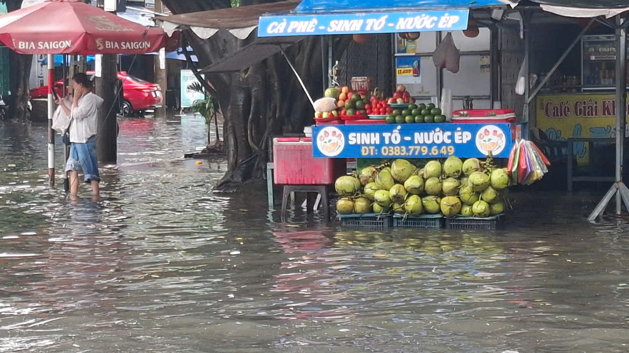 Mưa to đường phố Tuy Hòa thành biển nước, người dân họp 'chợ nổi' Đường Lê Lợi, phường Tuy Hòa bị ngập sâu - Ảnh: Mạnh Hoài Nam