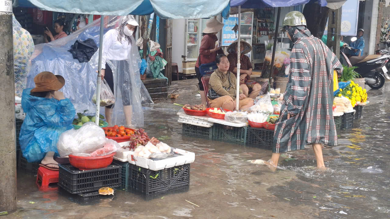 Mưa to đường phố Tuy Hòa thành biển nước, người dân họp 'chợ nổi' Người dân họp “chợ nổi’ Tân Hiệp- Ảnh: Mạnh Hoài Nam
