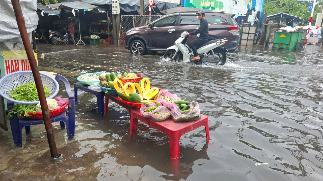 Mưa to đường phố Tuy Hòa thành biển nước, người dân họp 'chợ nổi' Người dân họp “chợ nổi’ bán rau, củ, quả góc chợ Tuy Hòa- Ảnh: Mạnh Hoài Nam