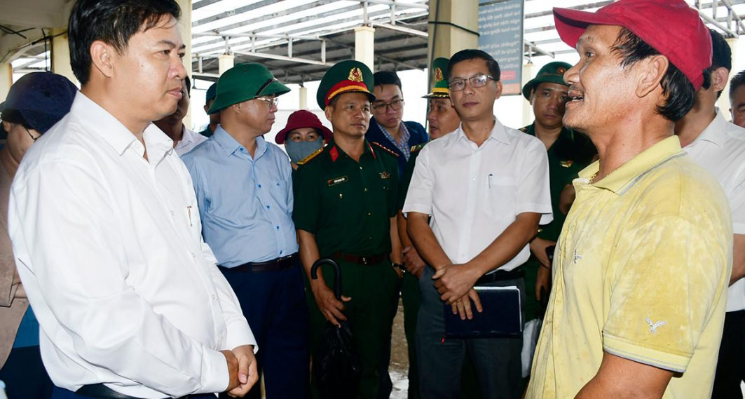 Bí thư Tỉnh ủy Lương Nguyễn Minh Triết trao đổi ngư dân. Ảnh: TH