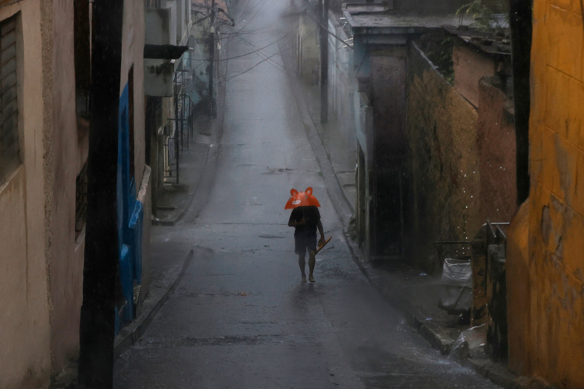 Mưa lớn ở Santiago de Cuba - Ảnh: Ernesto Mastrascusa/EPA