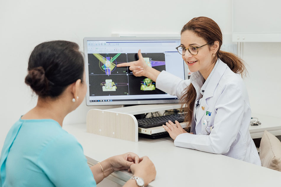 BS. Basma M’Barek tư vấn phác đồ điều trị ung thư vú cho bệnh nhân - Ảnh: FV