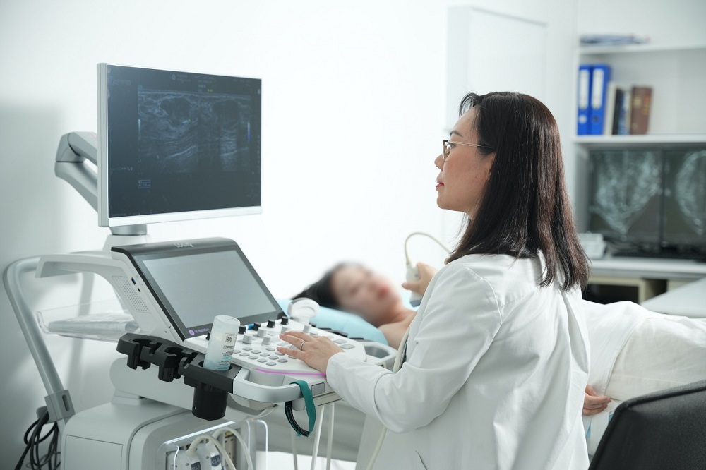 BS.CKI Phùng Ngọc Thư - chuyên gia với hơn 20 năm kinh nghiệm trong lĩnh vực chăm sóc và điều trị các bệnh lý tuyến vú - Ảnh: FV