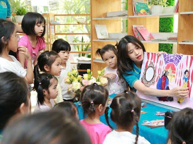 Học sinh  hào  hứng  với  hoạt  động  đọc  sách  truyền  cảm  hứng  tại  thư  viện. Ảnhh: 