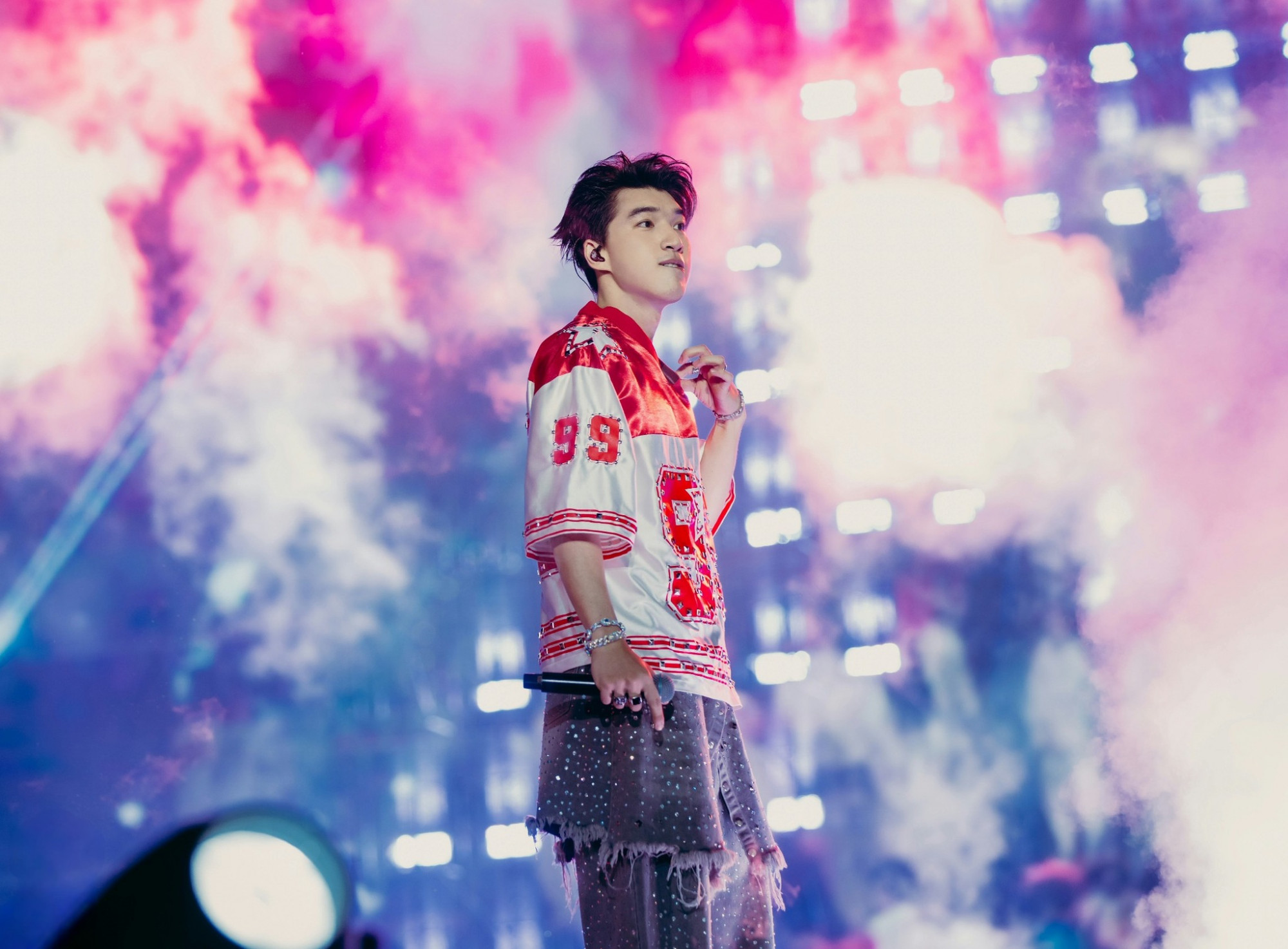 HIEUTHUHAI cũng bị nhắc tên trong danh sách những nghệ sĩ có sản phẩm lệch chuẩn với bài Trình