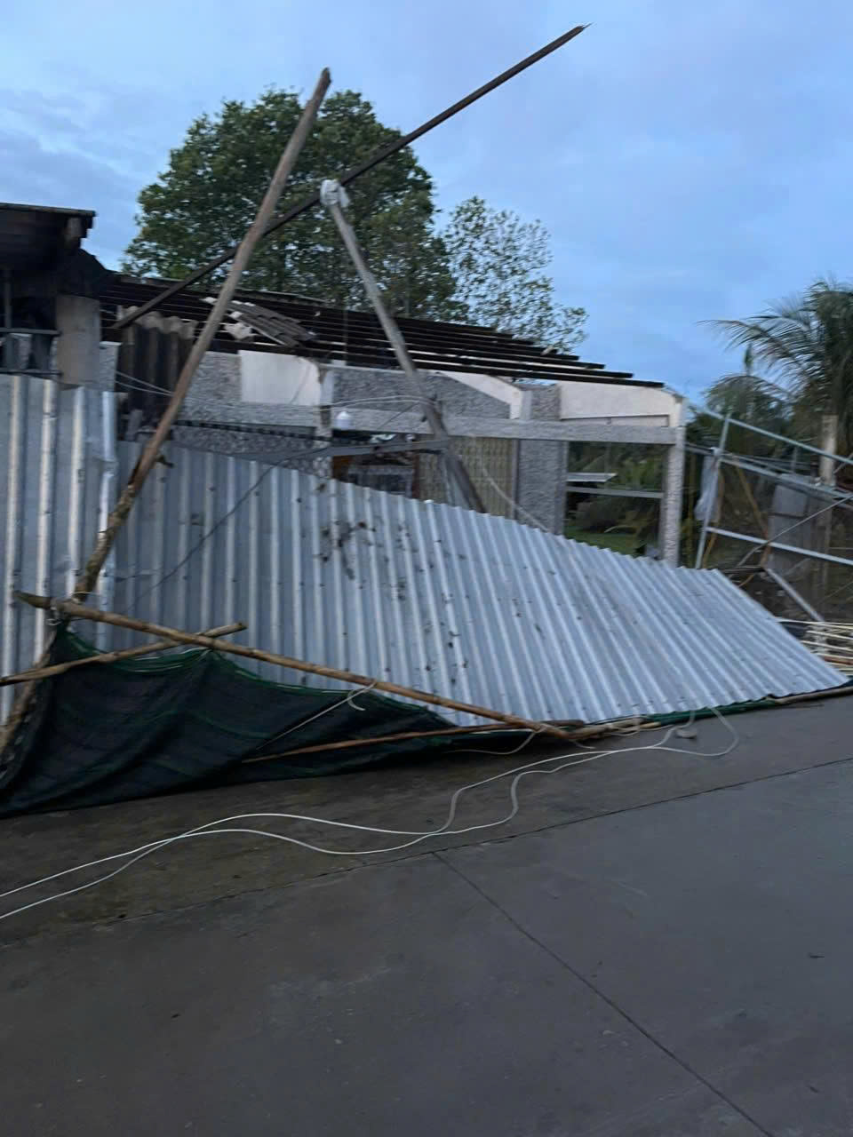 Nhiều nhà dân ở xã Thanh Tùng bị ảnh hưởng do trận lốc xoáy vào tối 28/10. Ảnh: Hoàng Thịnh