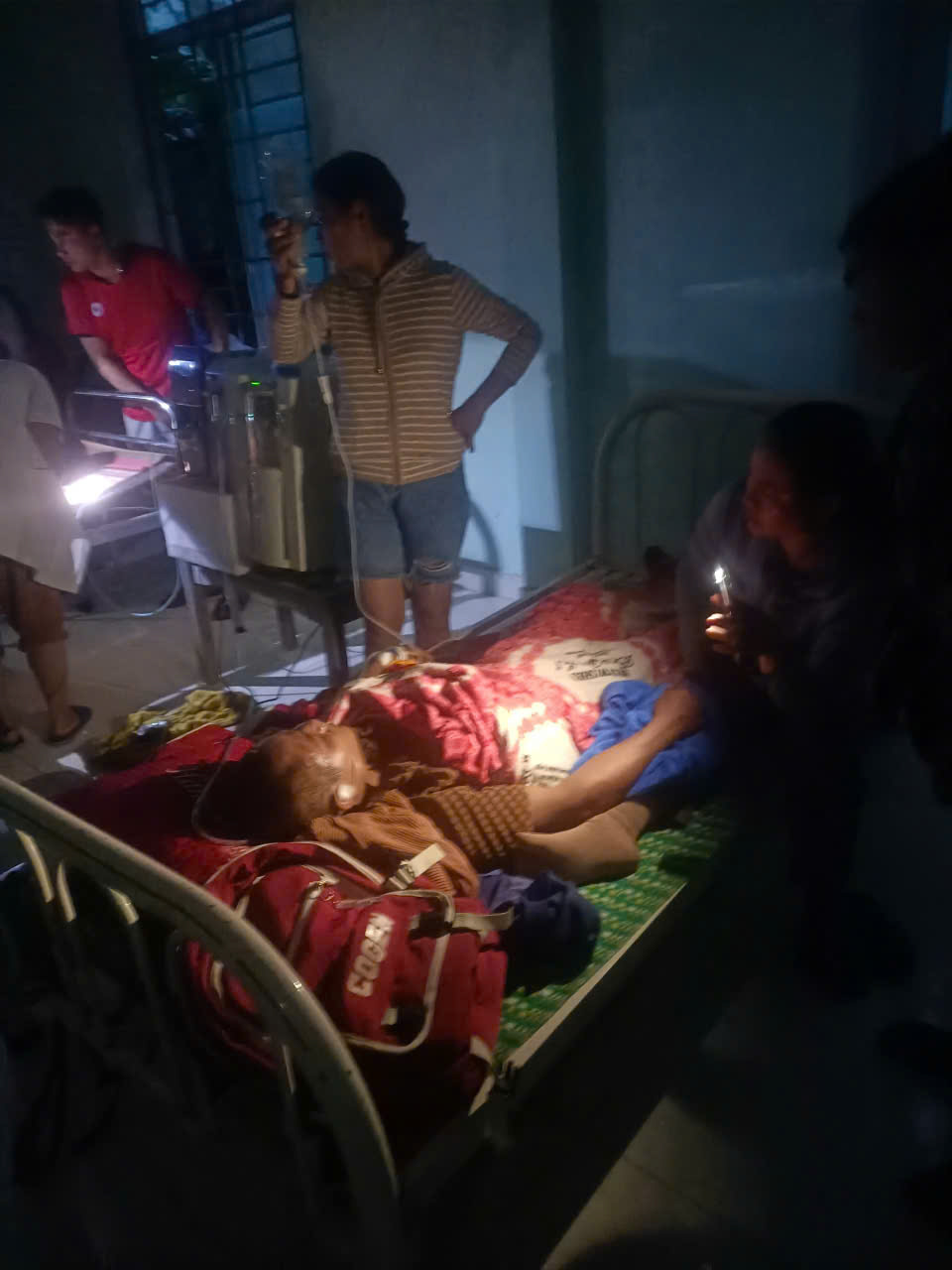 Các nạn nhân trong tình trạng nguy kịch nhưng đường sá sạt lở khắp nơi nên chưa đưa lên tuyến trên cấp cứu được