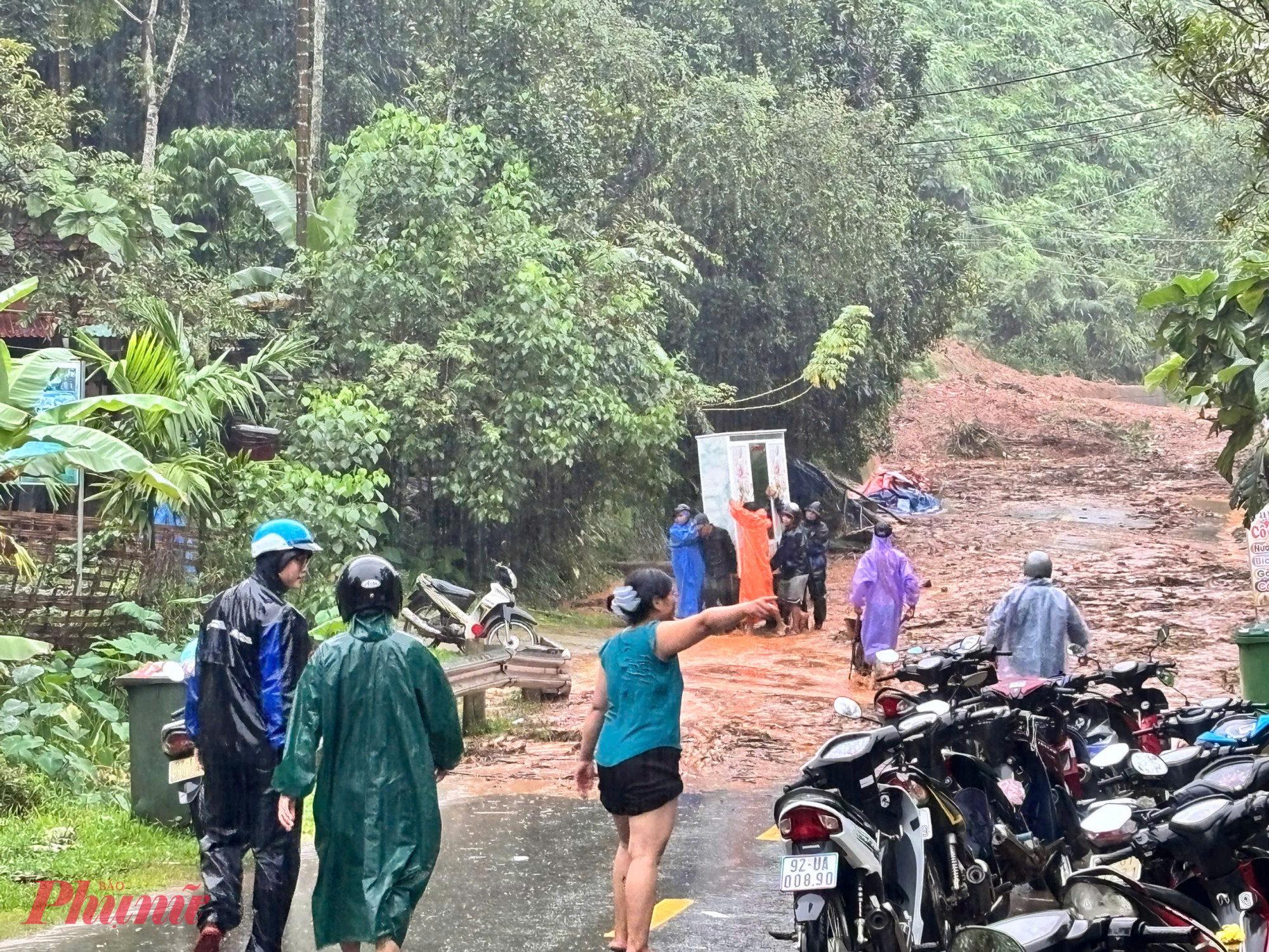 Đợt mưa lũ lịch sử kéo dài nhiều ngày nay đã làm sạt lở nghiêm trọng khắp các xã miền núi TP Đà Nẵng.