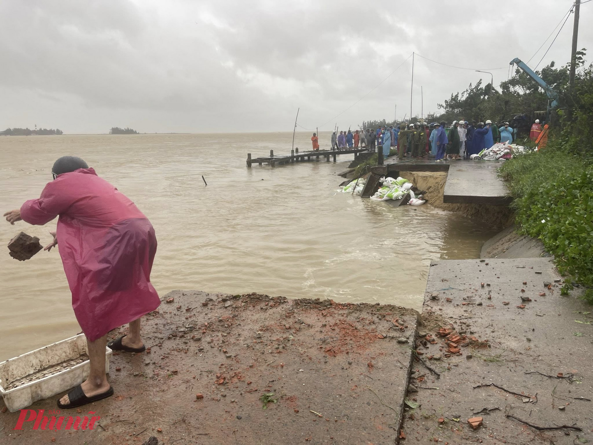 Kè biển cửa sông Thu Bồn bị sóng đánh sập sáng nay
