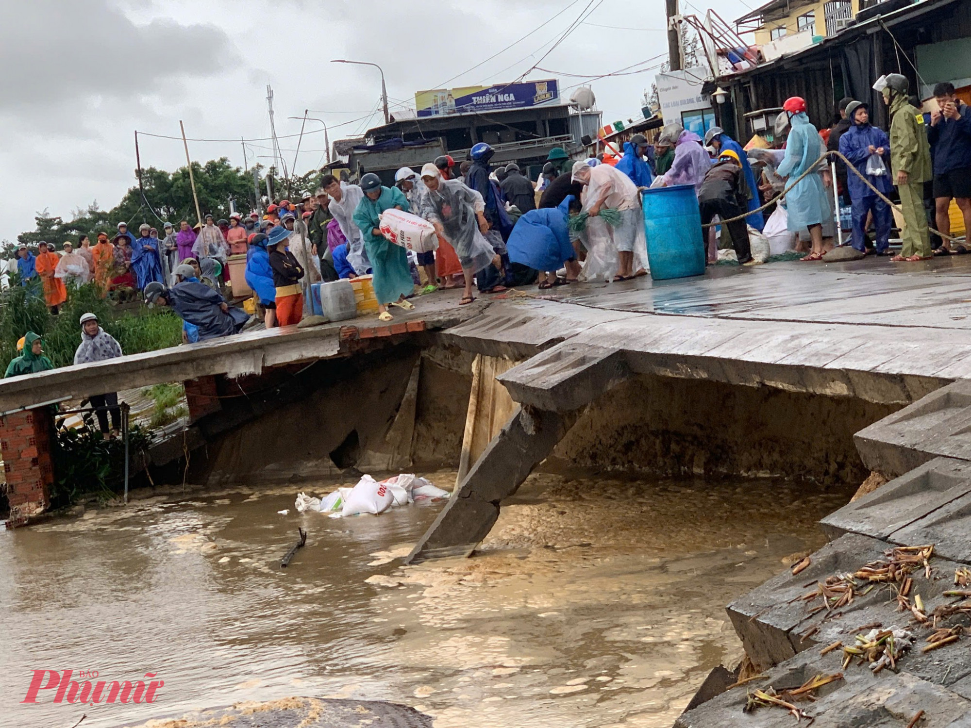 Người dân địa phương tham gia vá bờ kè