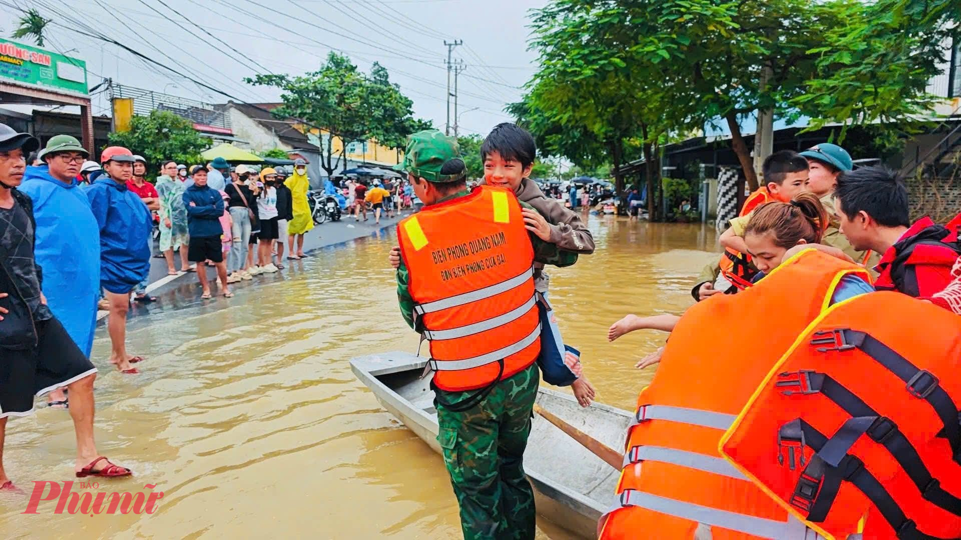 Các lực lượng vũ trang tổ chức sơ tán dân xuyên đêm