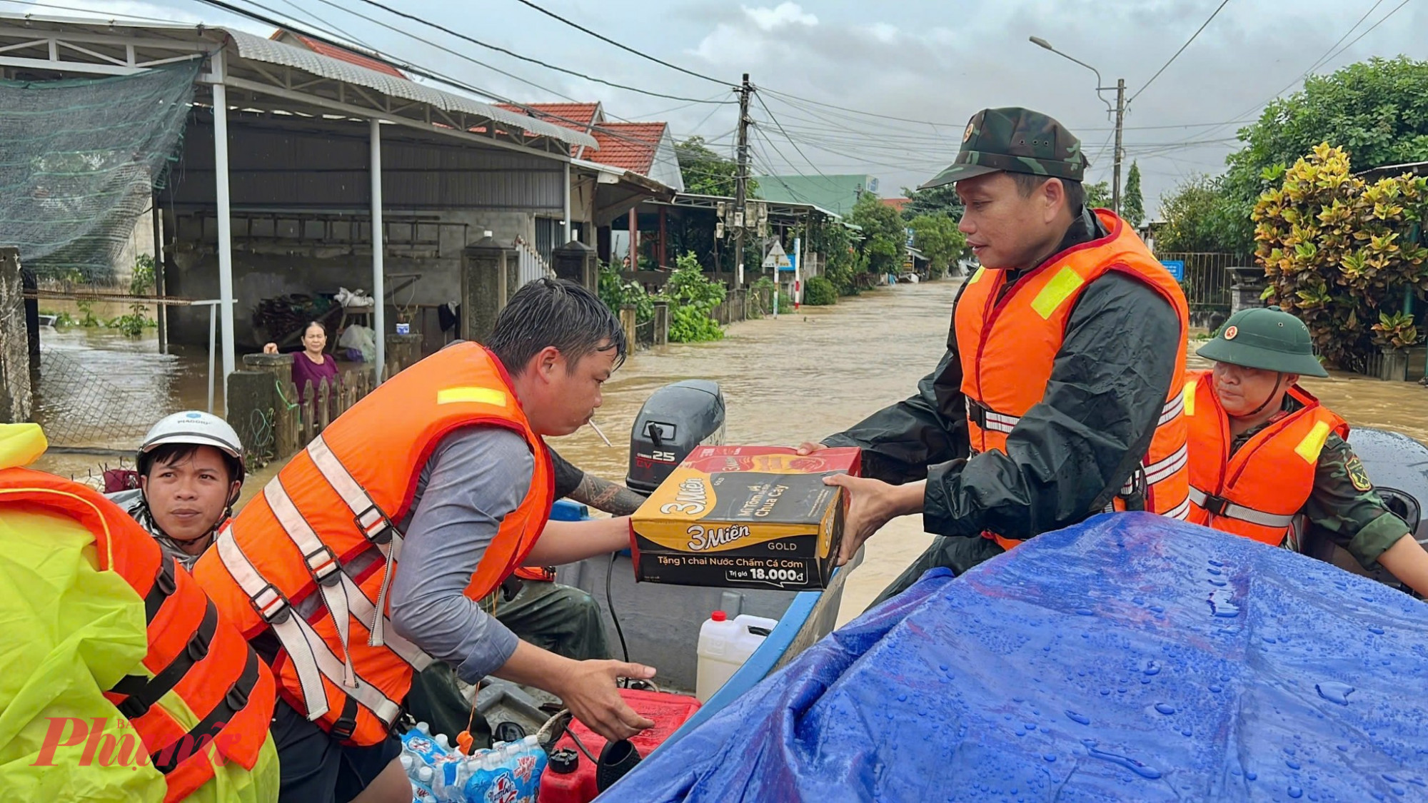 Quân đội, công an và các lực lượng tổ chức cấp phát lương thực, nước uống cho người dân ở các vùng cô lập_Ảnh: Sông Hàn.